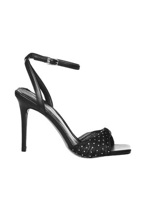 Sandalo con tacco alto in pelle nera con cinturino alla caviglia e fibbia, caratterizzato da una fascia anteriore arricciata decorata con piccoli borchiette argentate.