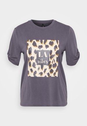Camiseta gris de manga corta con un cuadrado de estampado de leopardo en tonos dorados y el texto "LA vibes" en el centro. Tejido suave y casual.