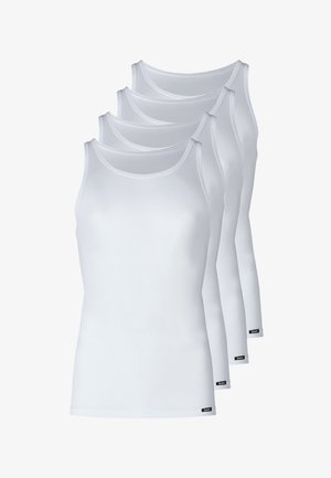 Białe bawełniane topy na ramiączkach są ułożone w rzędzie. Każdy z nich ma okrągły dekolt, cienkie ramiączka i miękką fakturę. Akcent z logo na dolnym brzegu.