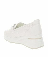 Scarpa bianca con materiale perforato, punta arrotondata e hardware argentato. Presenta una suola bianca spessa con un leggero tacco.
