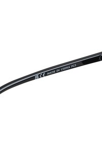 Occhiali da sole neri con finitura lucida. Presentano aste sottili e testo inciso "MADE IN CHINA" e "CE" vicino alla cerniera.