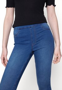 Marks & Spencer JEGGINGS - Calças de ganga de corte skinny - medium indigo