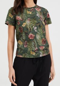 Tmavě zelené tričko s krátkým rukávem s květinovým potiskem, zobrazující různé květiny a listy. Měkká tkanina s volným střihem a kulatým výstřihem.