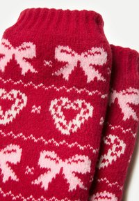 Czerwone dzianinowe rękawiczki z różowymi wstążkami i wzorami serc, o miękkiej fakturze i ściągaczach dla dodatkowego ciepła.