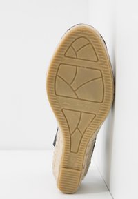 Semelle d'espadrille en jute et caoutchouc. Couleur beige avec motifs antidérapants texturés. Affiche la taille 37 et une gravure "Fabriqué en Espagne".