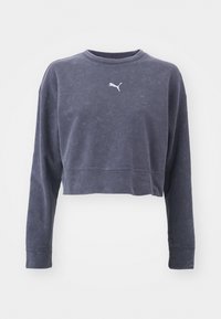 Sudadera cortada de color azul marino con mangas largas, cuello redondo y una sutil textura. Presenta un pequeño logo blanco de Puma en el pecho.