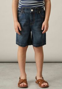 Reiss REISS PETRA KNEE-LENGTH DENIM SHORTS - Džinsiniai šortai - blue