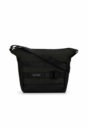 Czarna torba na ramię z regulowanym paskiem, przodem z klamrą oraz naszywką z logo "WITTCHEN" na tkaninie.