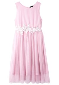 Robe sans manches rose avec un corsage ajusté et une jupe évasée en tulle. Présente des accents floraux brodés blancs à la taille. Texture lisse.
