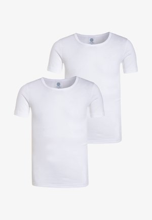 To ensfarvede hvide bomulds T-shirts med korte ærmer og rund hals, der har en glat tekstur og ingen synlige mønstre eller accenter.