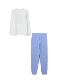 Camisa blanca de manga larga con un gráfico sutil en la parte de atrás, combinada con pantalones de chándal de cintura elástica en azul claro, ambos fabricados con tela suave.