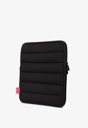 Schwarze gepolsterte Laptophülle mit einem Reißverschluss, die eine strukturierte Oberfläche und ein kleines pinkes Etikett auf einer Seite aufweist.
