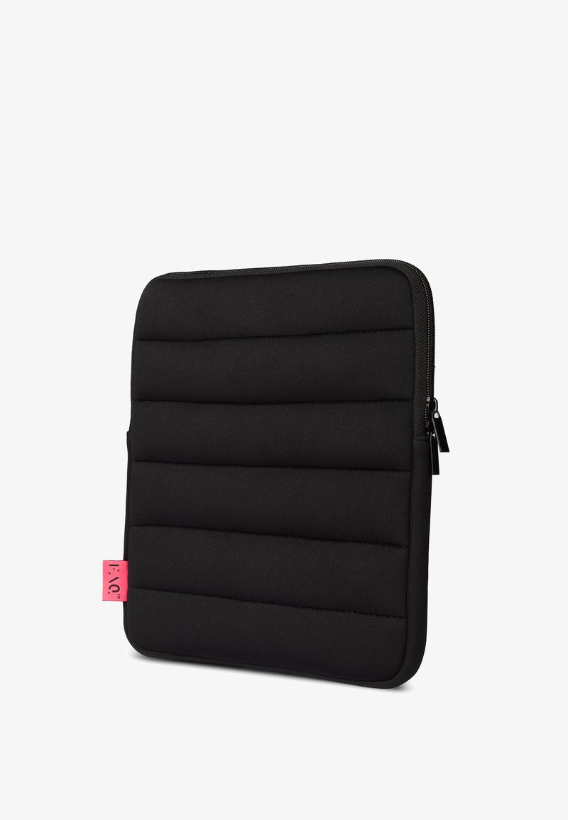 Schwarze gepolsterte Laptophülle mit einem Reißverschluss, die eine strukturierte Oberfläche und ein kleines pinkes Etikett auf einer Seite aufweist.