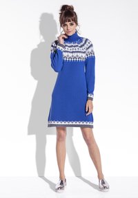Niebieska dzianinowa sukienka z wysokim dekoltem, wzorzystym szarym i białym karczkiem oraz prostą sylwetką, z fakturowanym dolnym brzegiem.
