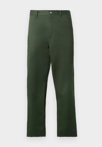 Πράσινο παντελόνι με ίσια γραμμή, κατασκευασμένο από λείο ύφασμα. Διαθέτει κλείσιμο με κουμπί και τσέπες μπροστά, με ελάχιστες σχεδιαστικές λεπτομέρειες.