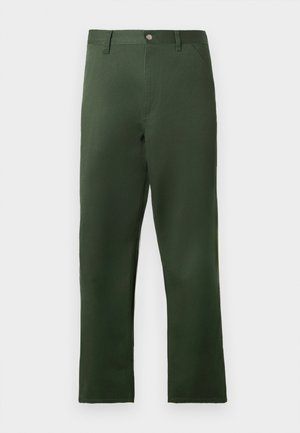 Πράσινο παντελόνι με ίσια γραμμή, κατασκευασμένο από λείο ύφασμα. Διαθέτει κλείσιμο με κουμπί και τσέπες μπροστά, με ελάχιστες σχεδιαστικές λεπτομέρειες.