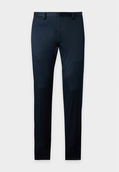 Pantalon formel bleu marine foncé pour homme, coupe slim, avec passants pour ceinture, fermeture éclair à l'avant et devant plat sur un fond clair uni.