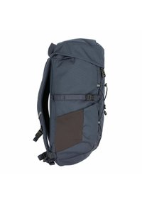 Mochila azul marino con cierre enrollable, correas de compresión laterales, un panel de acento marrón y correas de hombro ajustables y acolchadas.