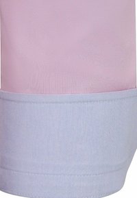 Roze katoen stof met een gestructureerd oppervlak, met een lichtblauwe manchet aan de onderkant, die contrasterende kleuren en materialen toont.