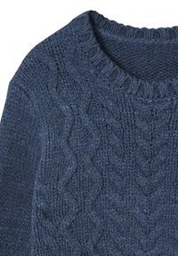 Marineblauer gestrickter Pullover mit Zopfmuster und geripptem Rundhalsausschnitt.