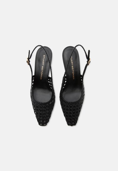 Escarpins slingback tissés noirs avec bouts carrés, brides de cheville avec boucles dorées et "Stuart Weitzman" imprimé sur les semelles intérieures.