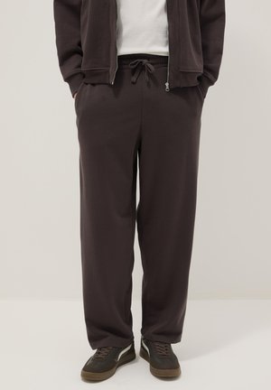 REGULAR FIT - Pantalones deportivos - chocolate brown