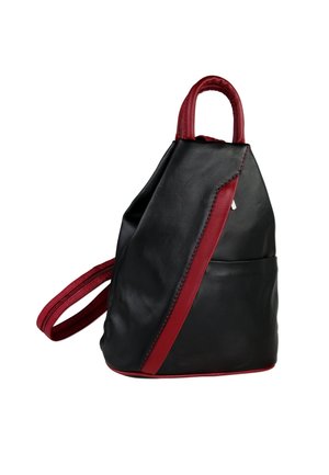 Sac à dos en cuir noir avec des accents rouges, de forme triangulaire, poignée supérieure, bandoulière ajustable et une poche avant avec des détails de couture.