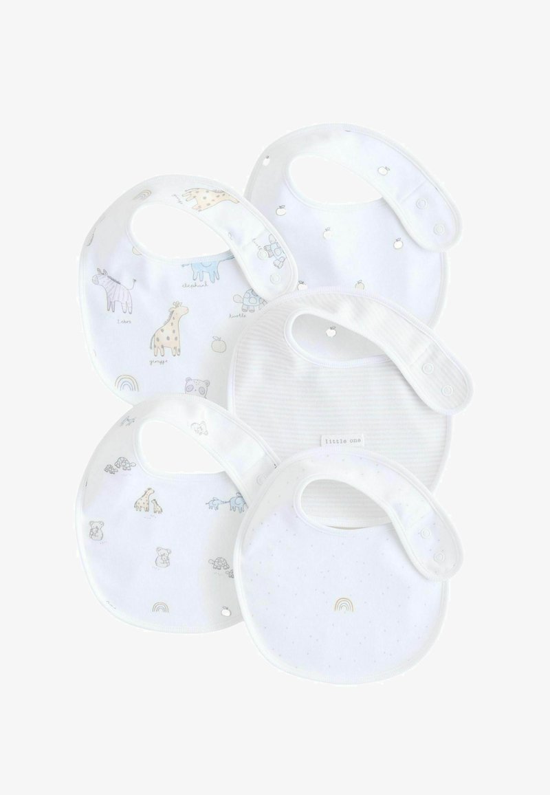 Set de cinci bavete pentru bebeluși din țesătură moale albă. Include modele cu animale și curcubeu, cu închideri cu capse și texturi variate.