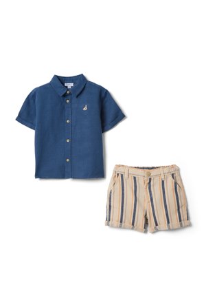 Marineblauw overhemd met korte mouwen en knopen met zeilbootlogo, gecombineerd met beige, blauwe en oranje verticale gestreepte shorts met knoopsluiting.