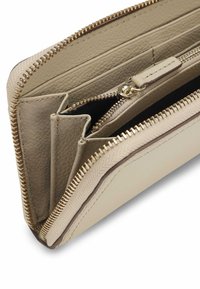 Beżowy skórzany portfel z zamknięciem na zamek, wieloma przegródkami na karty, teksturowanym wnętrzem, złotym wykończeniem i kontrastowymi przeszyciami.