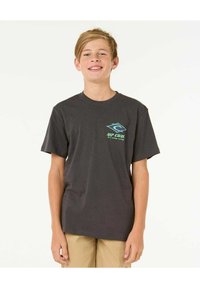 Camiseta de algodón gris con mangas cortas y cuello redondo. Presenta un logo de "Rip Curl" en azul y verde en el lado izquierdo del pecho.