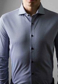 Marineblauw en witte geblokte overhemden met een button-down kraag, voorzien van zes zwarte knopen en een gladde textuur. Slank model.