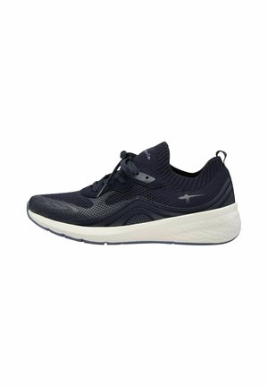 Scarpa da ginnastica blu navy con una tomaia in rete traspirante, accenti testurizzati e una suola intermedia bianca. Presenta chiusura con lacci e un design della suola curvato.