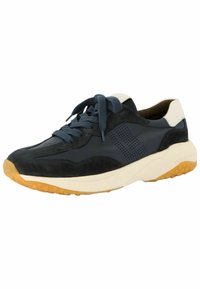Zapatillas para hombre en ante y cuero azul oscuro, con un acento en el talón blanco, cuello acolchado y suela de goma con agarre texturizado.