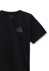 Černé tričko s krátkým rukávem vyrobené z bavlny, na prsou zdobené logem se zlatým a modrým textem. Jednoduchý, klasický design s kulatým výstřihem.