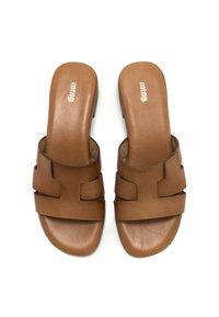 Sandales à glisser en cuir marron avec deux larges sangles, une finition lisse et un petit talon block. Présente un logo subtil embossé sur la semelle intérieure.
