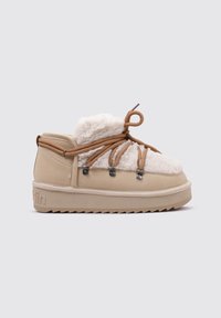 Botines marrones con ribete de pelo sintético, con cordones marrones y ojales de metal. Parte superior texturizada con una suela gruesa y estriada.