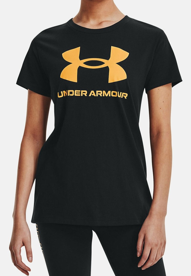 Zwart katoenen T-shirt met een groot geel Under Armour-logo op de borst. Korte mouwen en een klassiek ronde halsontwerp.