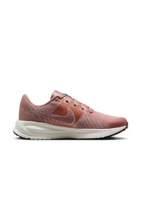 Zapatilla de running de malla rosa con una superficie texturizada, entresuela blanca, suela exterior de goma negra y un logo de Nike en color naranja en el costado.