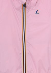 Giacca a vento rosa chiaro con zip frontale, caratterizzata da strisce multicolori (nero, bianco, arancione, giallo) e un logo sul petto.
