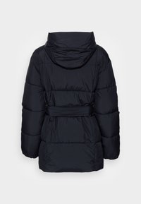 Dikke zwarte jas met een ceintuur in de taille, capuchon en gestikte textuur. De achterkant toont brede mouwen en horizontale stiksels.