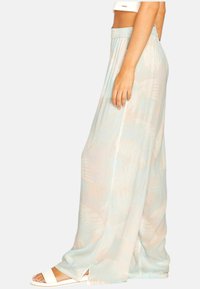 Falda maxi de color azul claro, hecha de tela ligera. Presenta un patrón texturizado con aberturas laterales y una cintura elástica.