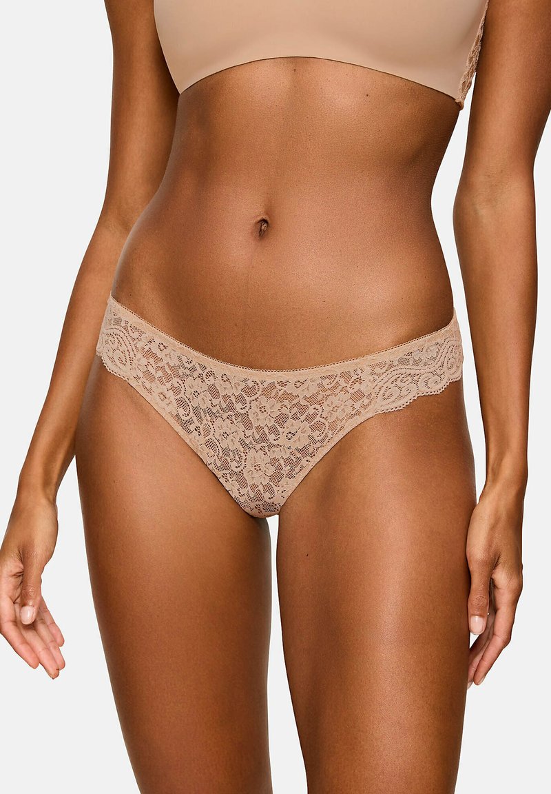 Koronkowe majtki w odcieniu nude, z kwiatowymi wzorami, miękkim pasem i przezroczystą teksturą, zaprojektowane z myślą o komforcie i subtelności.
