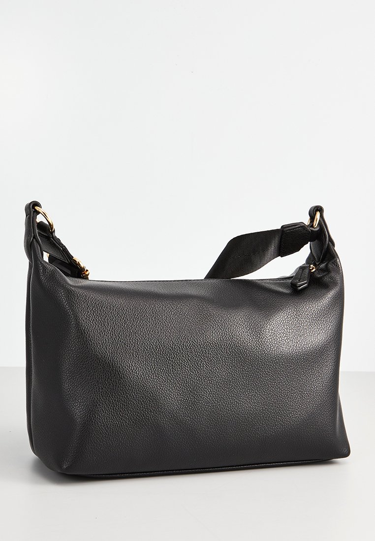 Bolso de hombro de cuero negro con textura de piedras, que cuenta con una amplia correa ajustable y acentos de herrajes en tono dorado.