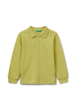Hellgrünes langärmliges Polohemd mit zwei Knöpfen, Rippbündchen, Kragen und einem kleinen gestickten Logo auf der Brust.