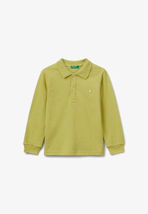 Camisa polo de manga larga verde claro con dos botones, puños de canalé, un cuello y un pequeño logo bordado en el pecho.