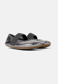Metallic sølv ballet flats med en fleksibel sål, der har en bred sort elastisk rem henover toppen og en glat, struktureret finish.