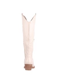 Bota vaquera de piel blanca con intrincados detalles bordados, caña alta, punta afilada y tacón mediano de bloque. Cremallera en el costado.