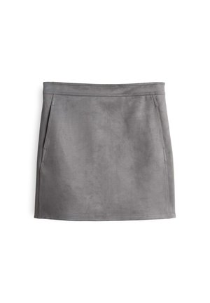 Grauer Wildleder-Minirock mit glatter Textur, seitlichen Taschen und sauberem Nähen entlang des Saums und des Taillenbundes. Einfaches und elegantes Design.