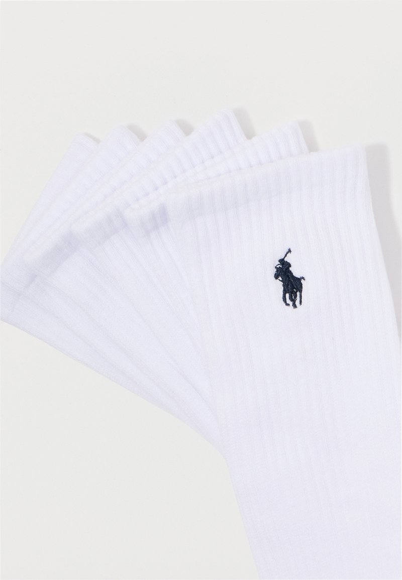 Witte geribbelde sokken van een katoenmix, met een klein marineblauw logo. De set bevat meerdere paren die samen zijn gerangschikt.